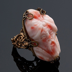 18K GOLD AND CORAL RING
set with carved ... 