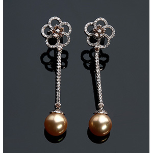 Paio di orecchinii in oro 18K, perle golden, ... 