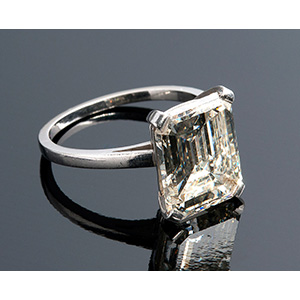 18K gold diamond ring
an emerald-cut diamond ... 