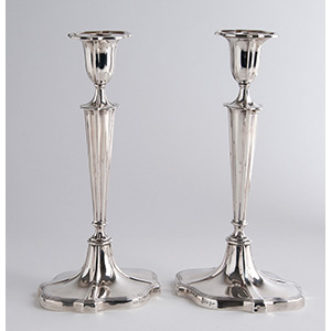 Inusuale coppia di candelieri in argento ... 