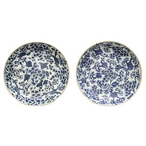 A PAIR OF QING DYNASTY BLUE AND WHITE ... 