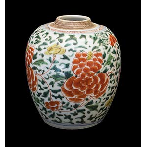 AN EARLY QING DYNASTY WUCAI OVOID VASE12 cm ... 