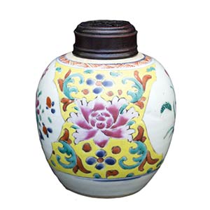 A SMALL QING DYNASTY POLYCHROME OVOID ... 
