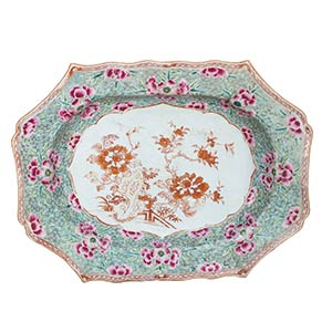 A LARGE QING DYNASTY FAMILLE ROSE TRAY19th ... 