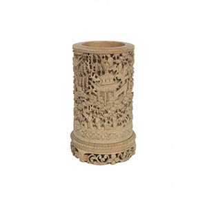 A LATE QING DYNASTY IVORY BRUSHPOT10,5 x 6 ... 