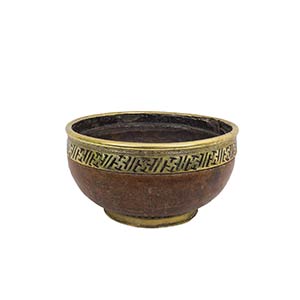 A LARGE WOODEN BOWL WITH BRASS MOUNT12,5 x ... 