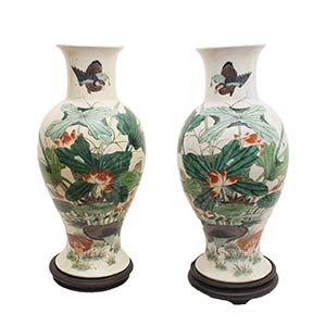 A PAIR OF QING DYNASTY FAMILLE VERTE ... 