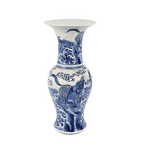 A LATE QING DYNASTY BLUE AND WHITE BALUSTER ... 