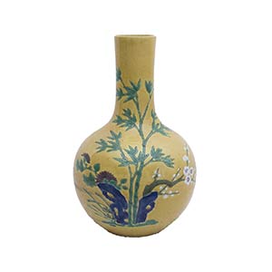 A LATE QING DYNASTY YELLOW GROUND BOTTLE ... 