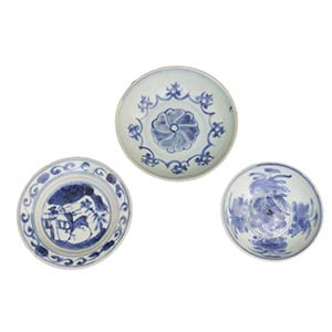 THREE LATE MING DYNASTY SMALL BLUE AND WHITE ... 