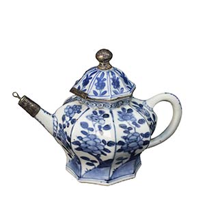 A KANGXI PERIOD BLUE AND WHITE TEAPOT WITH ... 