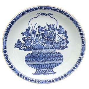 A LARGE KANGXI PERIOD BLUE AND WHITE ... 