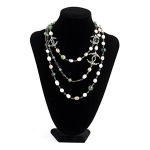 CHANEL WHITE PEARLS AND GREEN GLASS NECKLACE ... 