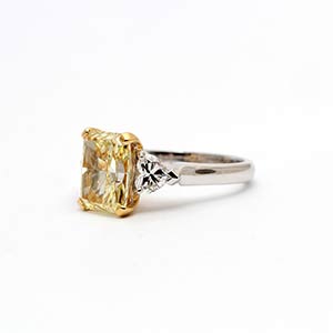 FANCY YELLOW DIAMOND GOLD RING - ... 