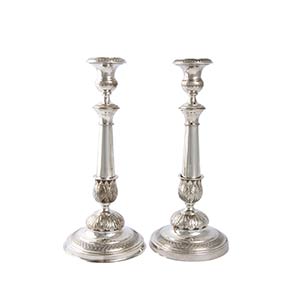 A SOLID 889‰ SILVER PAIR OF CANDLESTICKS - ... 