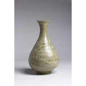 A BUNCHEONG CARVED PEAR-SHAPED BOTTLE ... 