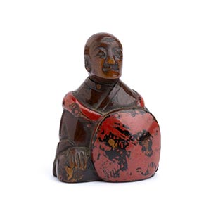 A LACQUERED WOOD NETSUKE OF A SEATED ... 