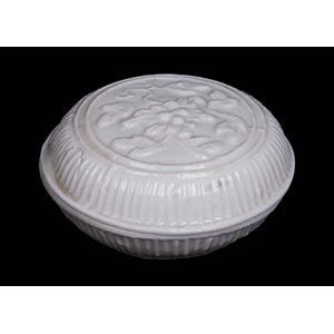 A WHITE-GLAZED MOULDED ROUND BOX AND COVER ... 