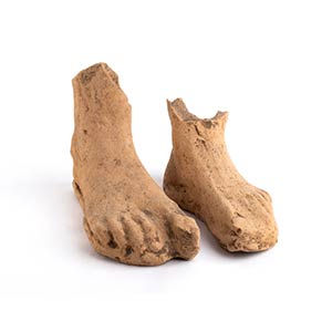 Coppia di piedi votivi in terracotta IV - II ... 
