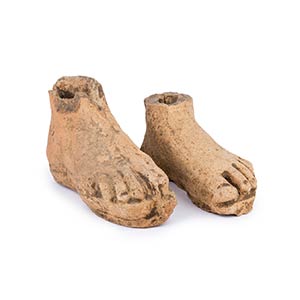 Coppia di piedi votivi in terracotta IV - II ... 