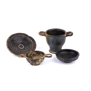 Gruppo di quattro vasi etruschi a vernice ... 