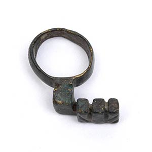 Anello con chiave in bronzo I - III secolo ... 