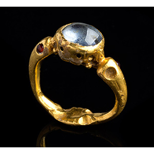 Gold finger ring with aquamarine ... 