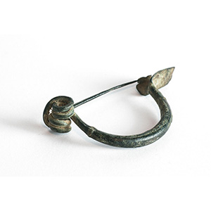 Fibula in bronzo con arco ingrossato III-II ... 