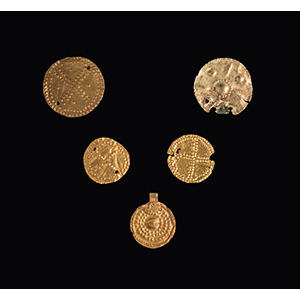 Gruppo di cinque borchie etrusche in oro V - ... 