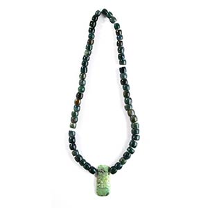 A HARDSTONE NECKLACE WITH PENDANT  76 cm  ... 
