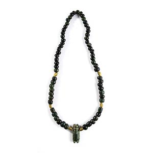 A HARDSTONE NECKLACE WITH PENDANT  71 cm  ... 