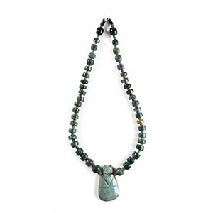 A HARDSTONE NECKLACE WITH PENDANT  73 cm  ... 