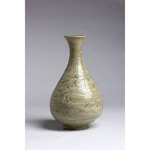 A BUNCHEONG CARVED PEAR-SHAPED BOTTLE VASE ... 