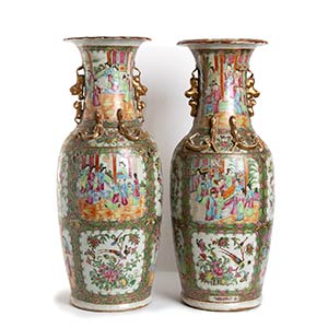 A PAIR OF CANTON STYLE DECORATED PORCELAIN ... 