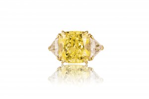 Yellow gold ‘trilogy fancy diamond ’ring ... 