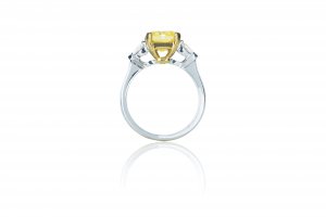 Gold fancy diamon ring  18K white ... 