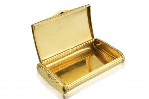 Gold tobacco tin  An 18K gold tobacco tin ... 