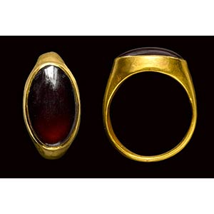 A roman gold ring with a garnet bezel. Bezel ... 