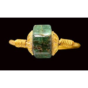 A late hellenistic gold ring with ... 