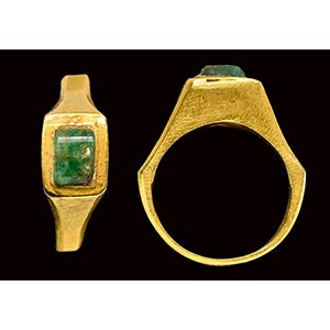 A roman gold ring with emerald bezel. Bezel ... 