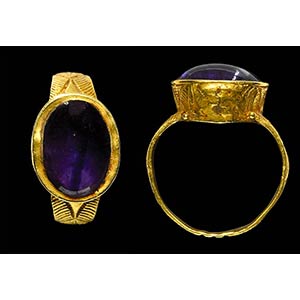 A Late roman gold ring with convex amethyst ... 