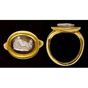 An agate cameo mounted in a modern gold ... 