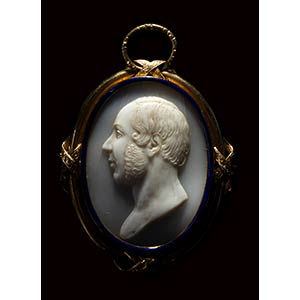 A shell cameo mounted in a gold ... 