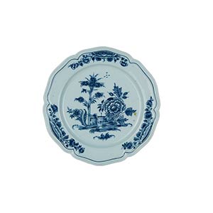 Plate  Plate with outflowing edge. Porcelain ... 