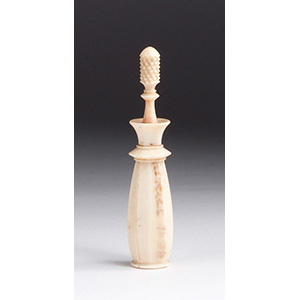 Squared ivory snuff bottle;
XX Century; 6,9 ... 