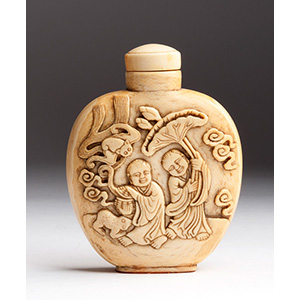 Carved ivory snuff bottle;
XIX Century; 6,7 ... 