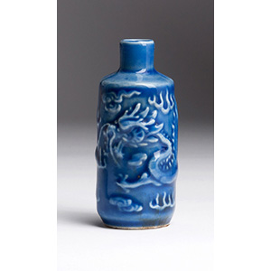 Painted porcelain snuff bottle with dragon ... 