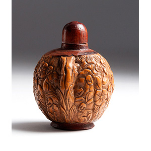 Carved walnut snuff bottle;
XX Century; 5,8 ... 