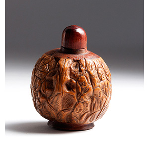 Carved walnut snuff bottle;
XX Century; 5,8 ... 