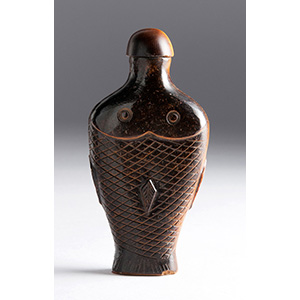 A carved fish hardstone snuff bottle;
XX ... 